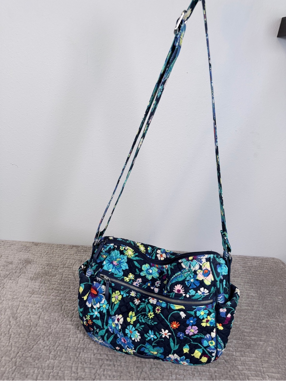 VERA BRADLEY On the Go Crossbody Bag Midnight Blues Retired Print Quilted Floral - Picture 11 of 11